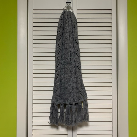Michael Kors NWT grey knit scarf - Picture 3 of 5
